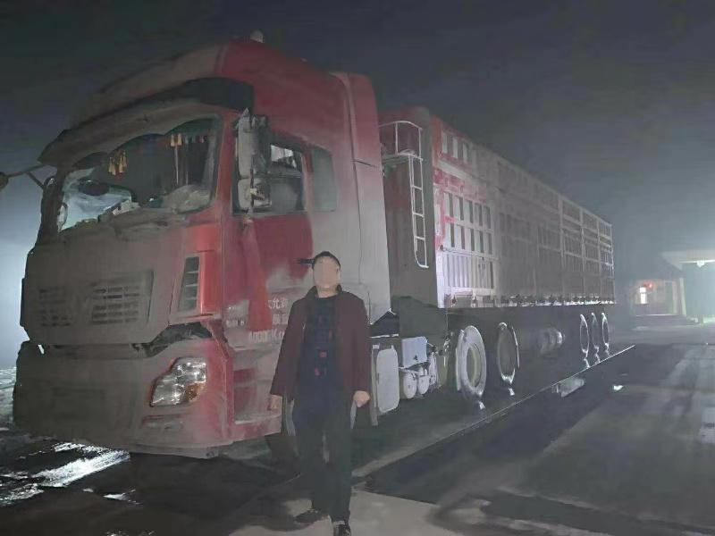 红星新闻@还有这操作？超载货车被查，司机竟丢下500元现金跑了