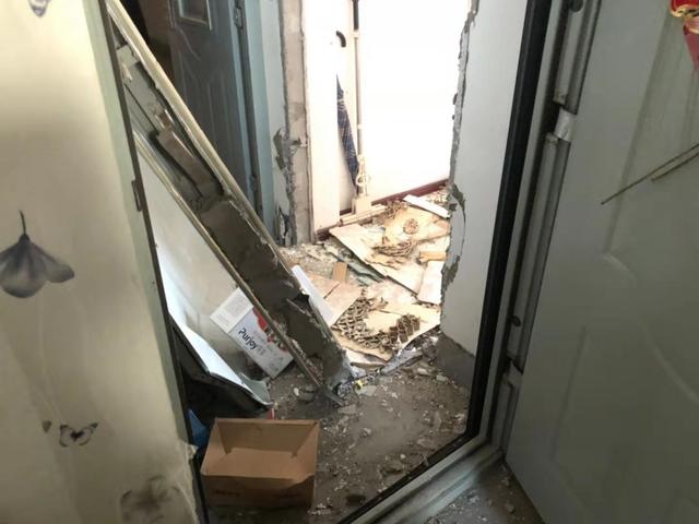 突发济南一小区6楼疑似发生天然气爆炸一男子被炸出窗外房门电梯门被