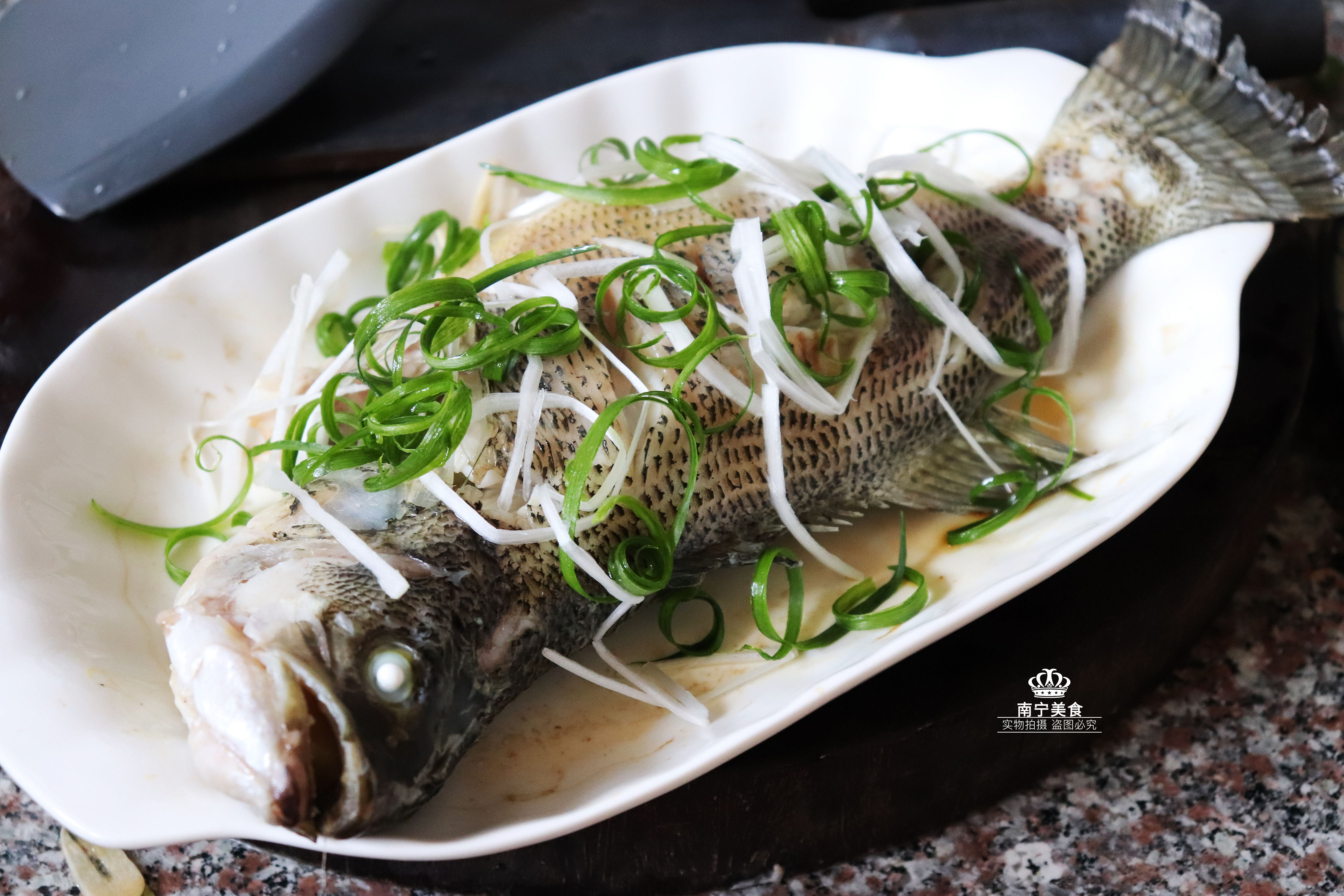 4,趁着蒸鱼的空挡,我们把青蒜的蒜白和香葱的葱绿部分拉丝待用.