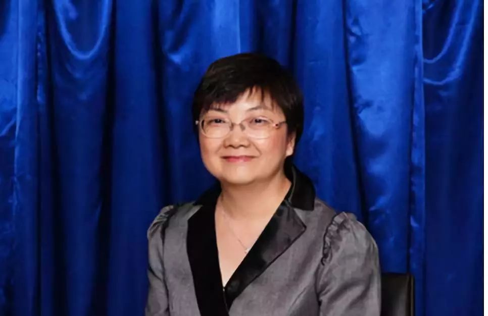 环球时报：涉暴学生再举“港独”旗宣暴，香港女校长震怒亲下场夺旗