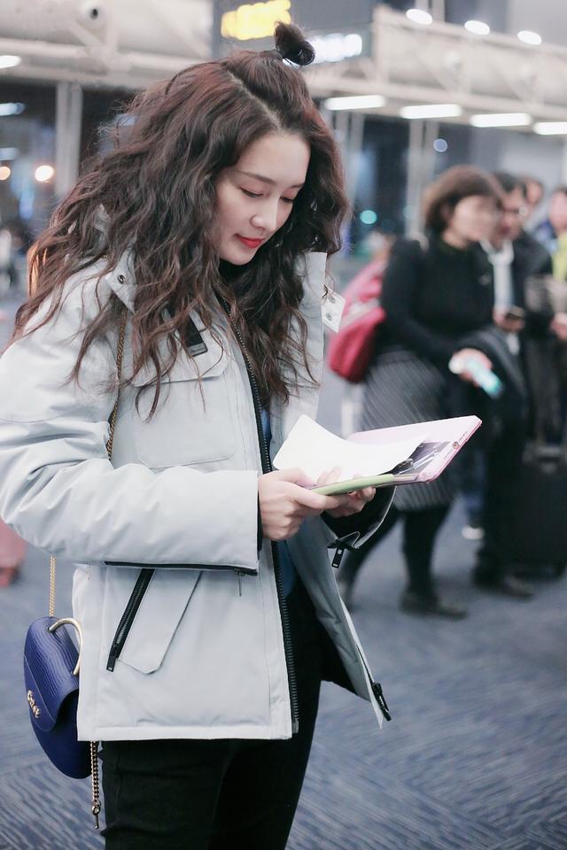 李沁化身丸子头女神,穿衣不显胖就算了,一头小波浪也太可爱