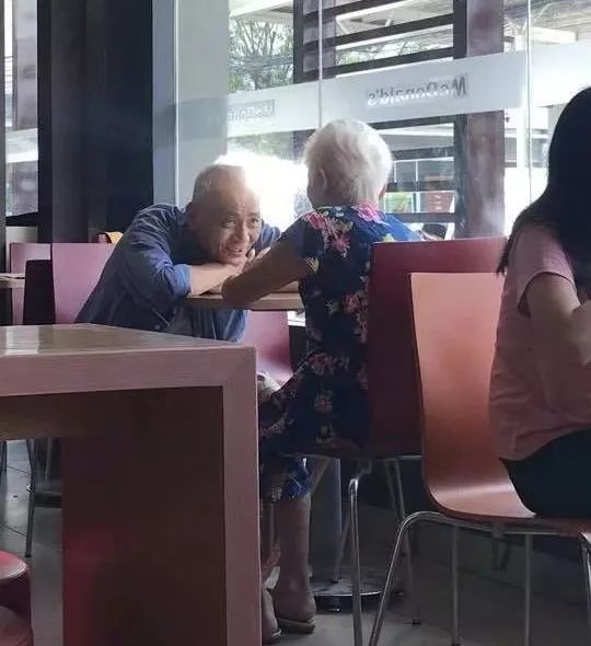 经济日报@2019年最后22天：撑不下去的时候，就看看这几个温暖的人