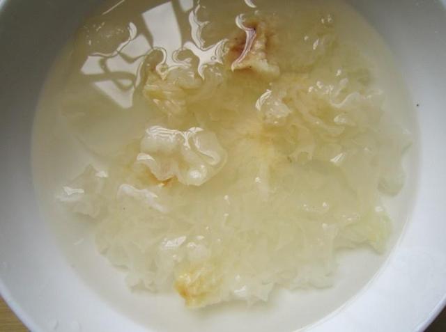 上海妈妈教你"银耳莲子羹"家常做法,甜而不腻,营养丰富!