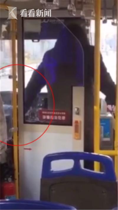 #河北青年报#跺脚取暖？公交司机边开车边蹦跳 公司：将开除