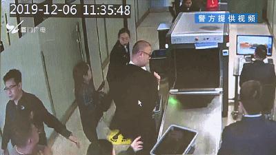 「半岛晨报」小伙“强闯”机场安检，竟为了……网友：拍电视剧呢？