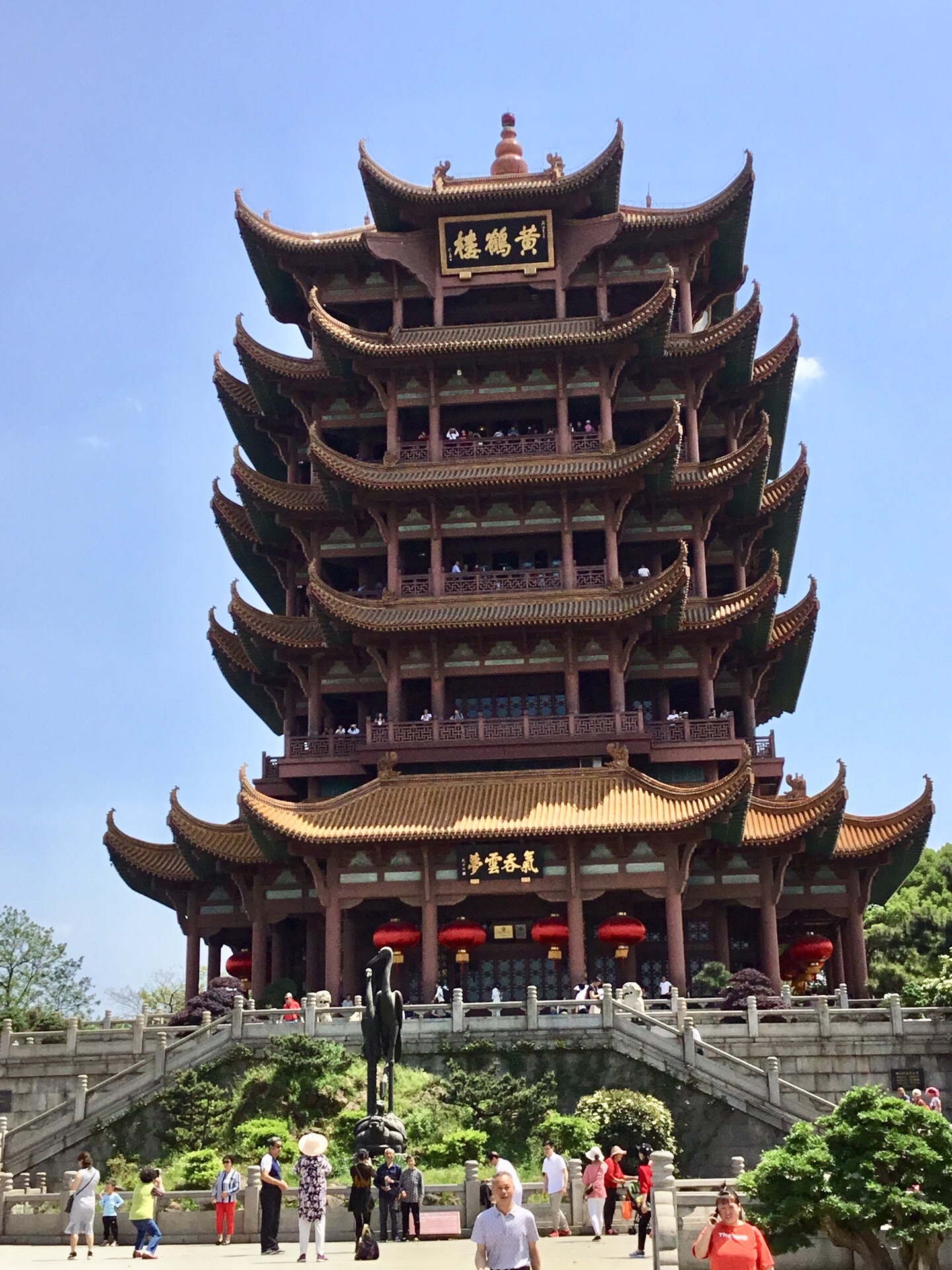 如果你是第一次到武汉,那么一定要记得登黄鹤楼看长江大桥,飞架长江的