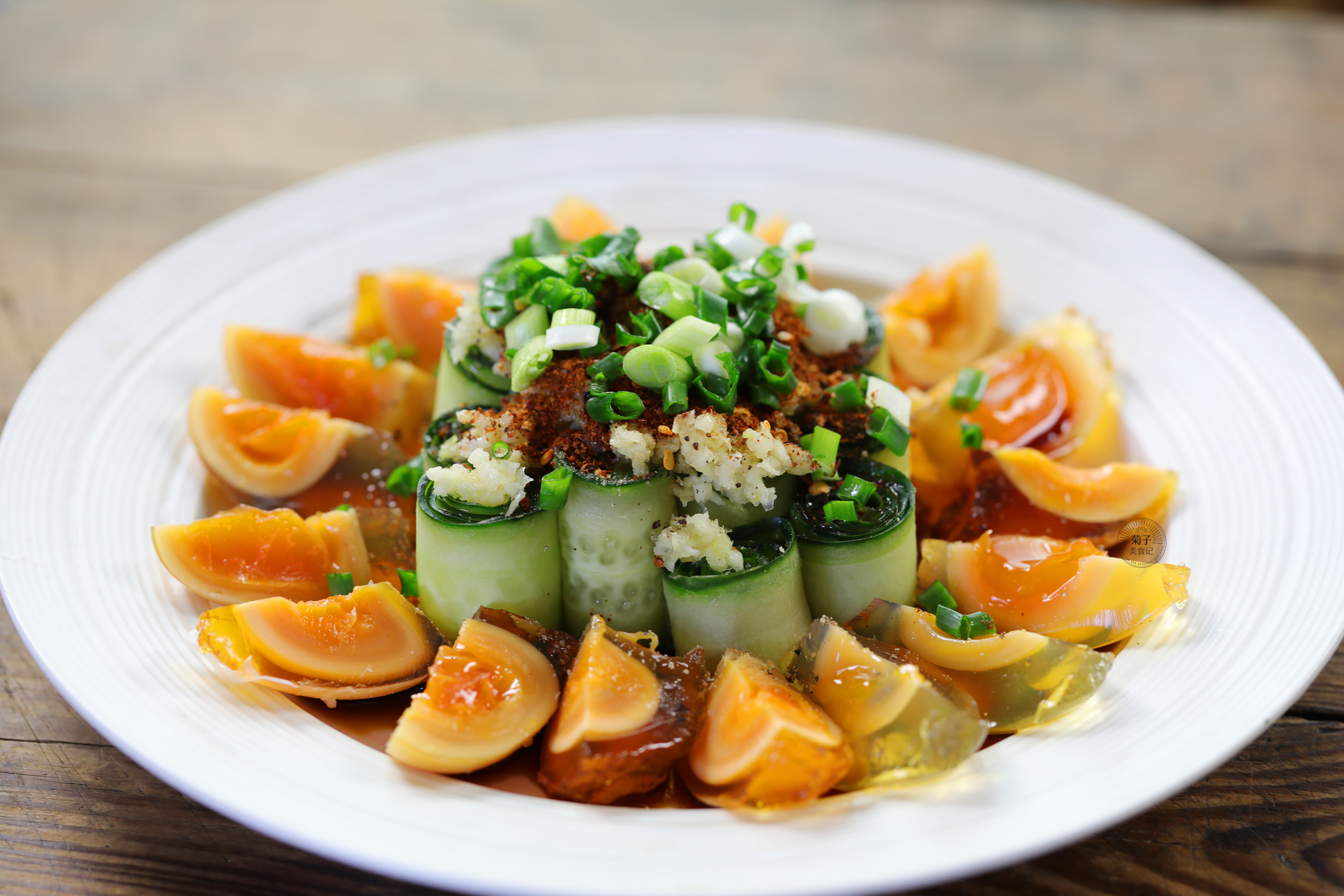 step6   将所有调味都放在黄瓜皮蛋上