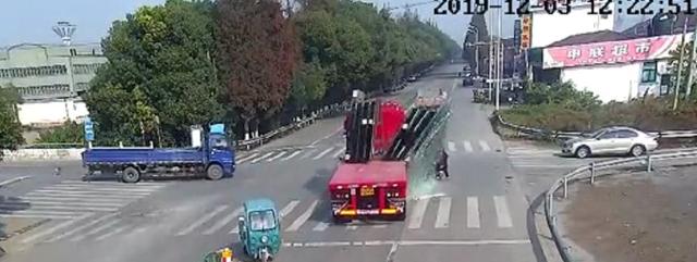 「今日三水」15000公斤玻璃突然掉下车，男子瞬间被玻璃渣淹没