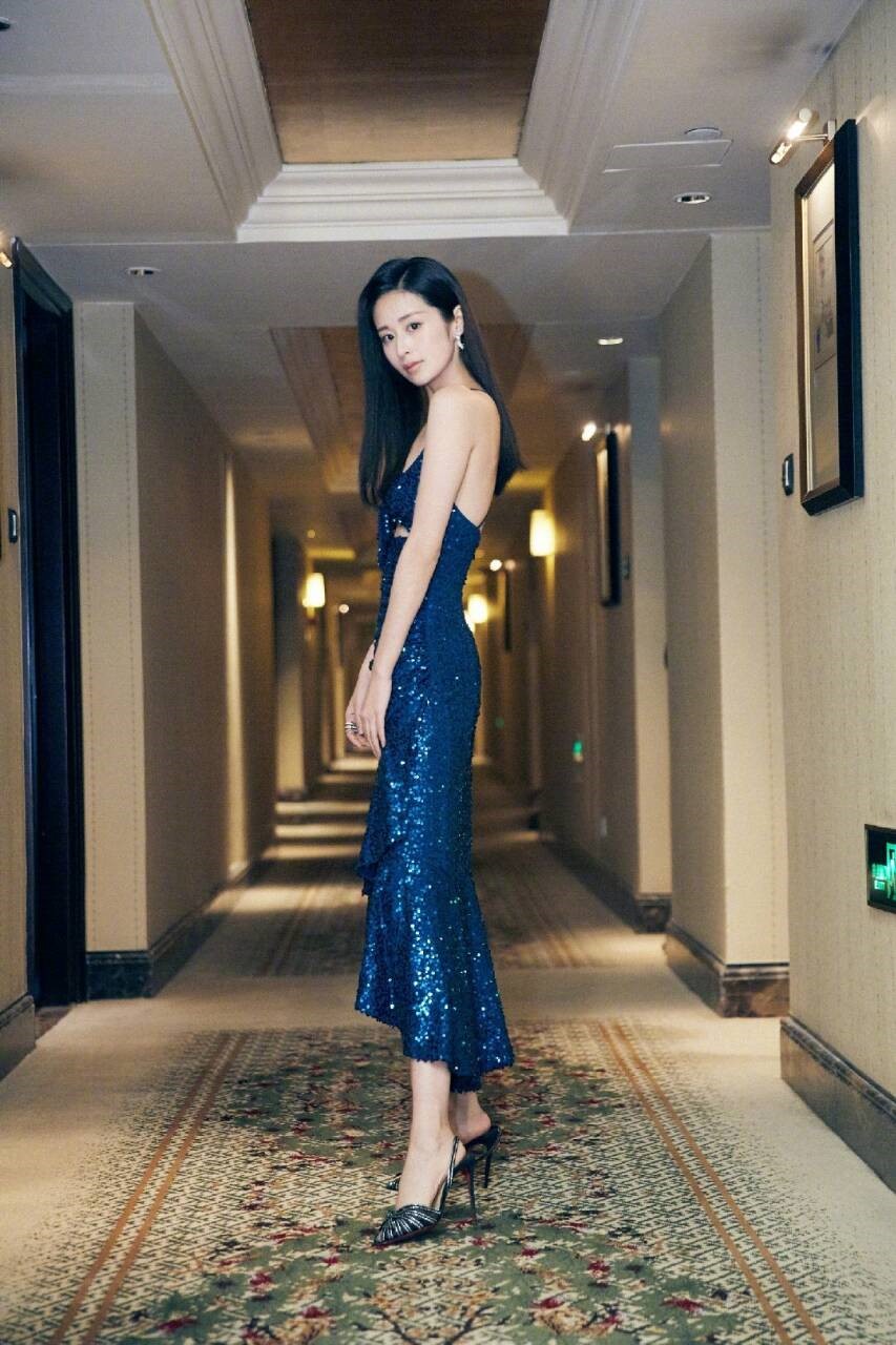 颖儿也太大胆了穿蓝色亮片吊带鱼尾裙露出排骨胸太抢镜了