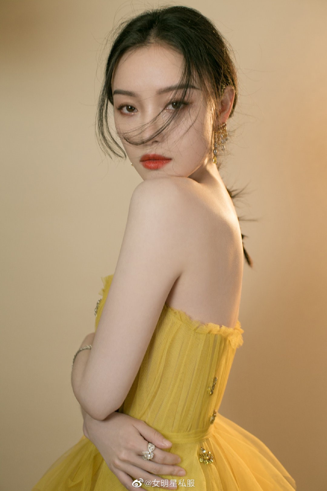 属于抹胸式的礼裙,算是比较常见的款式,是很多身材比较高挑的女明星