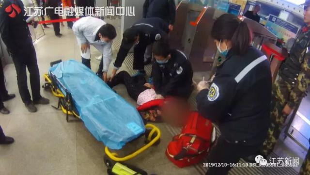 「半岛晨报」火车要开了，身份证却找不着，女子一急心脏骤停……