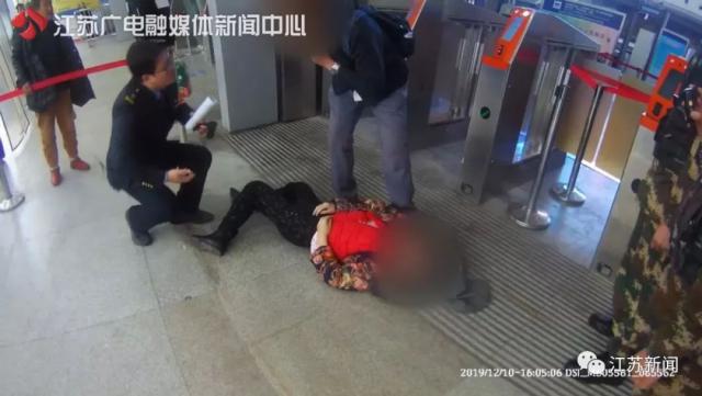 「半岛晨报」火车要开了，身份证却找不着，女子一急心脏骤停……