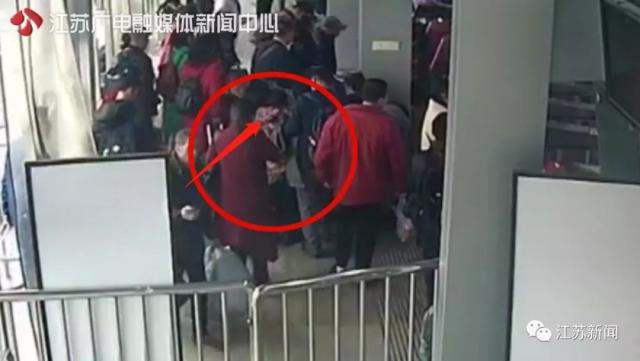 「半岛晨报」火车要开了，身份证却找不着，女子一急心脏骤停……