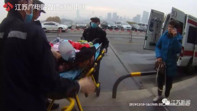 「半岛晨报」火车要开了，身份证却找不着，女子一急心脏骤停……