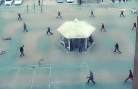 「生活报」迎亲现场来了20名大叔，个个带着鞭子，身手了得，到底想干啥？