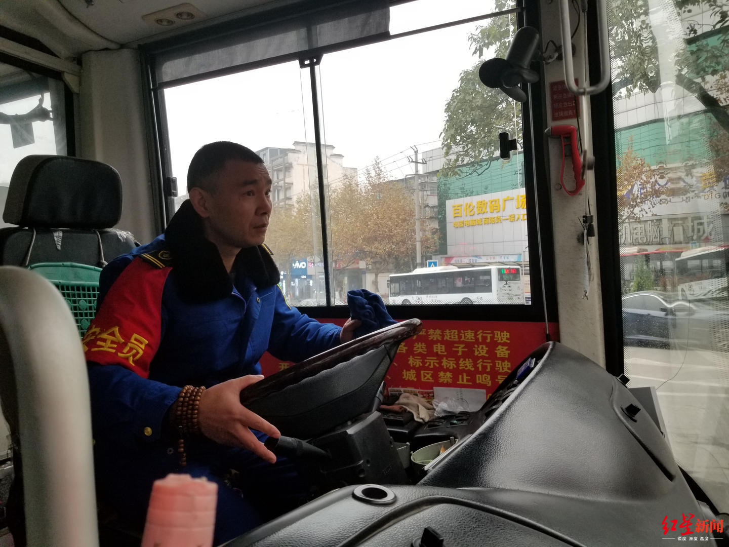 红星新闻：电瓶车撞倒七旬老人还逃跑，公交司机下车猛冲几十米逮着了