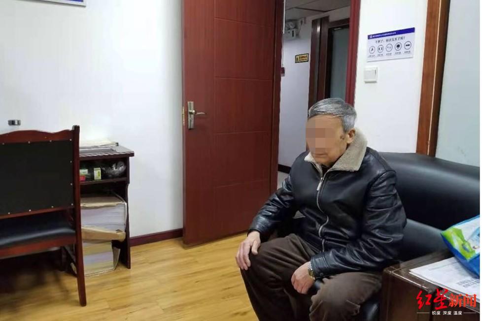 红星新闻：电瓶车撞倒七旬老人还逃跑，公交司机下车猛冲几十米逮着了