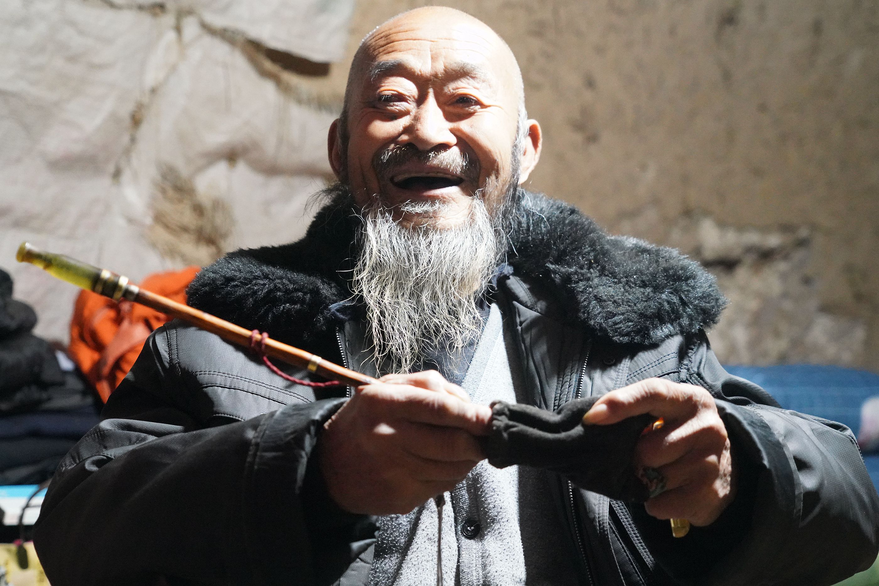 深山千年古槐树下住着神仙爷爷银须飘飘吞云吐雾啥样子