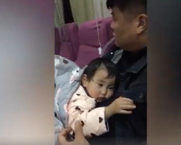 今日三水：暖哭！担心药液太凉，爸爸嘴含输液管为女儿暖药液