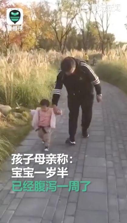 今日三水：暖哭！担心药液太凉，爸爸嘴含输液管为女儿暖药液