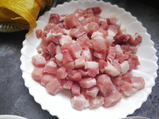 猪肉切成1厘米左右的肉丁,选用带点肥肉的五花肉.