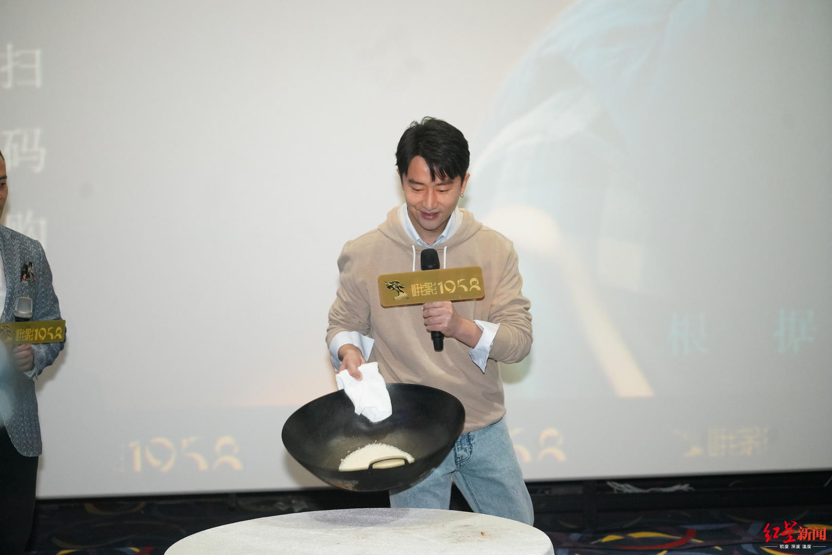 红星新闻■黄轩直言被《只有芸知道》故事原型感动：期待电影中那种爱情出现