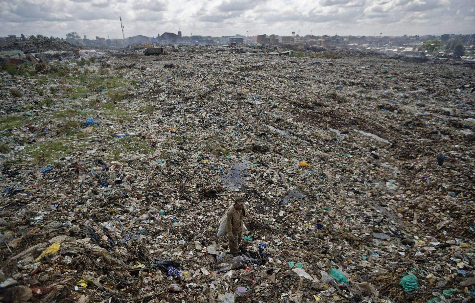 人类探测器潜入1万米深的海底到底发现了什么结果令人害怕