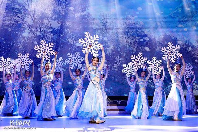 安峰 摄 艺术节的压轴大戏是以冰雪为主题的晚会,晚会上表演的舞 