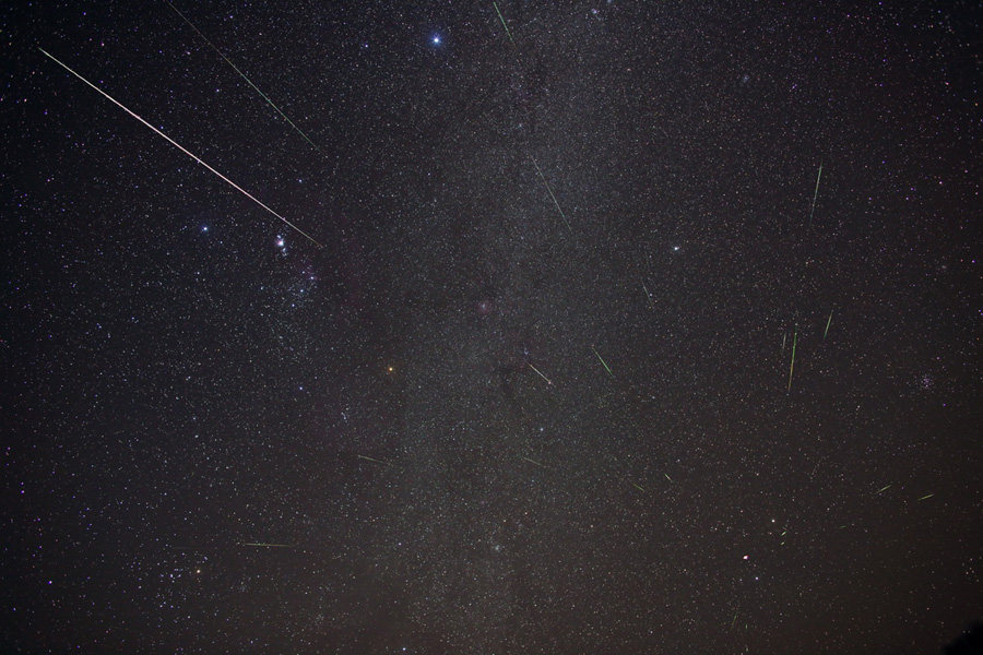 【天文在线】错过了双子座流星雨？没关系！这6张流星美图可以让你大饱眼福