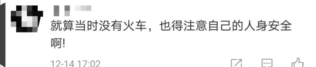 环球时报@两网红为涨粉在铁轨上拍视频 险遭火车撞