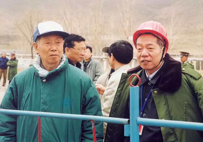 [经济日报]又一巨星陨落！网友：漫天流星雨是为你们而下