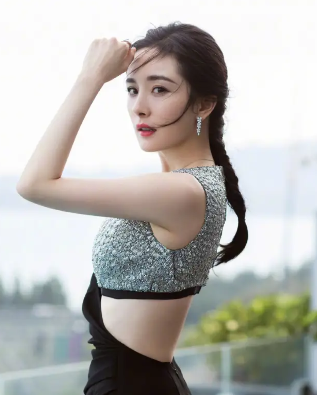 杨幂身材真丰满金色礼服尽显凹凸感烈焰红唇加大波浪真美