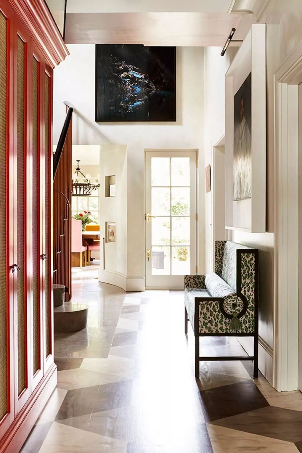 这幢乡间别墅的走廊墙壁上装饰着精致的织物,与黄色窗帘相抵.