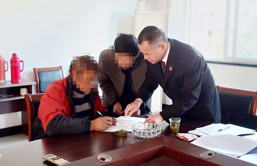 「楚天都市报」先后娶了4个老婆，70多岁爸爸又要结婚！儿子气炸：钱都被骗光了啊