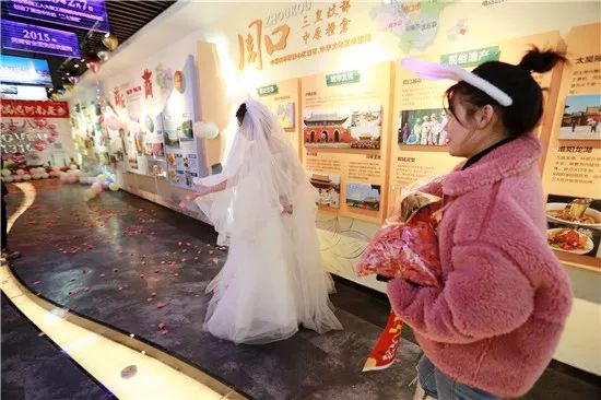「半岛晨报」明天有雨｜女孩带着房本和宝马车钥匙向男友求婚：未来我养你呀