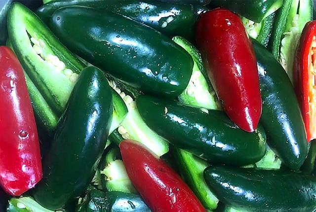 媳妇早市买2斤"小油椒",洗净整个放入罐中,2天后老公乐开了花