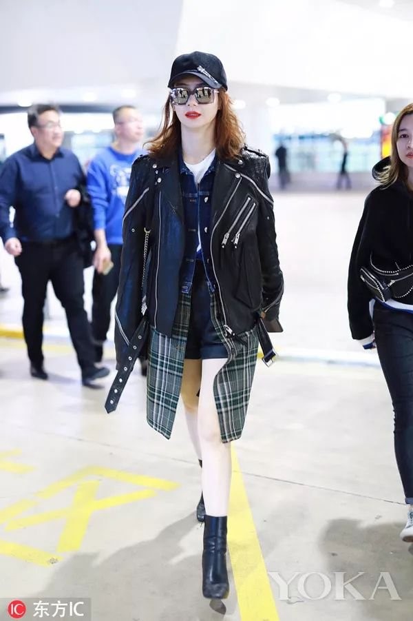 35岁戚薇被李承铉宠成小公主?皮衣叠穿大衣玩转时髦,很显高级感