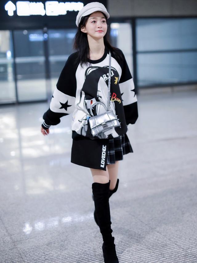 何泓姗实力装嫩迷你裙搭配过膝长靴这大长腿太迷人