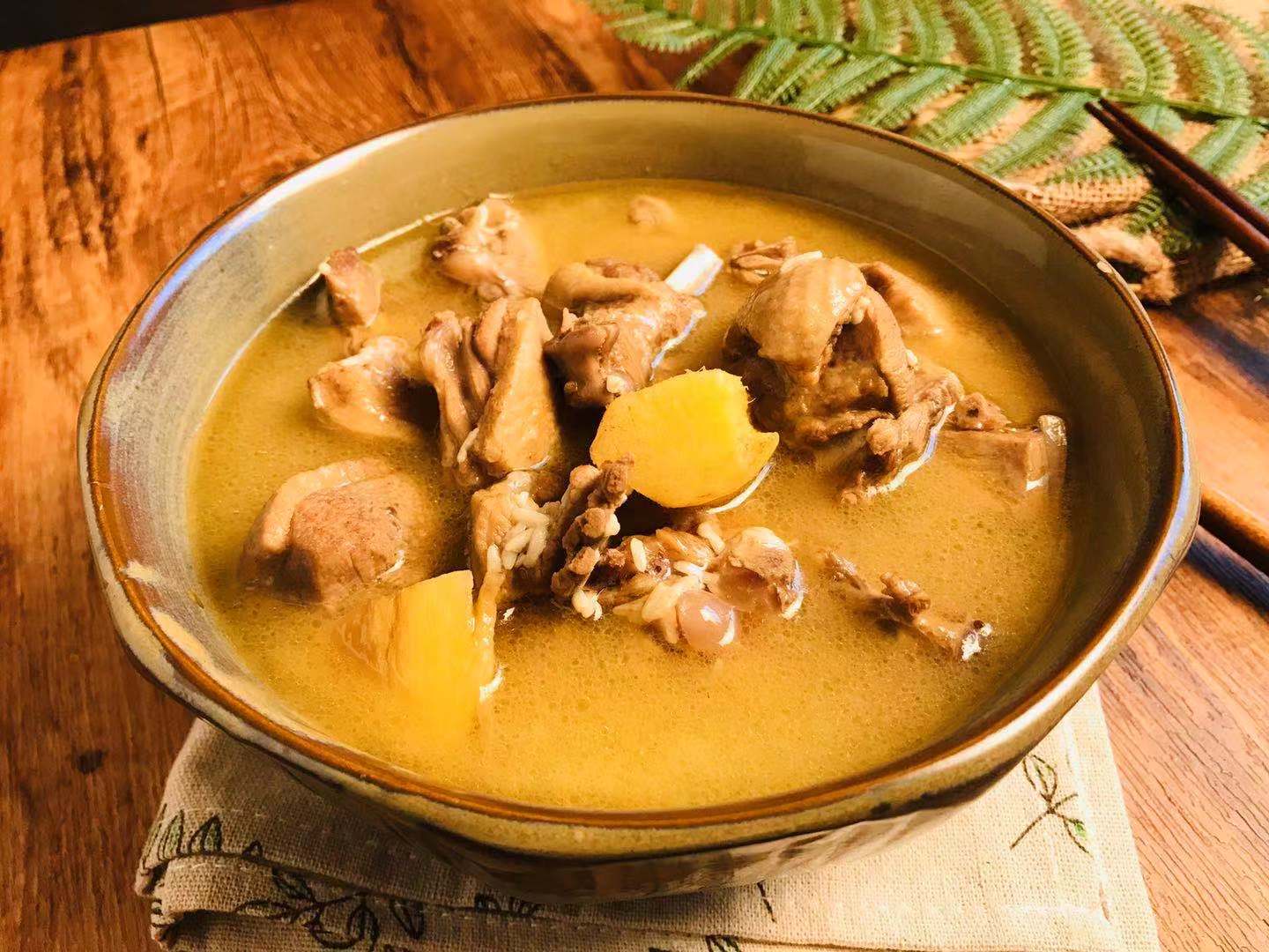 发萧瑟,吃食上除了喝一碗热羊汤,进补的美食中"姜母鸭"也是不错的选择