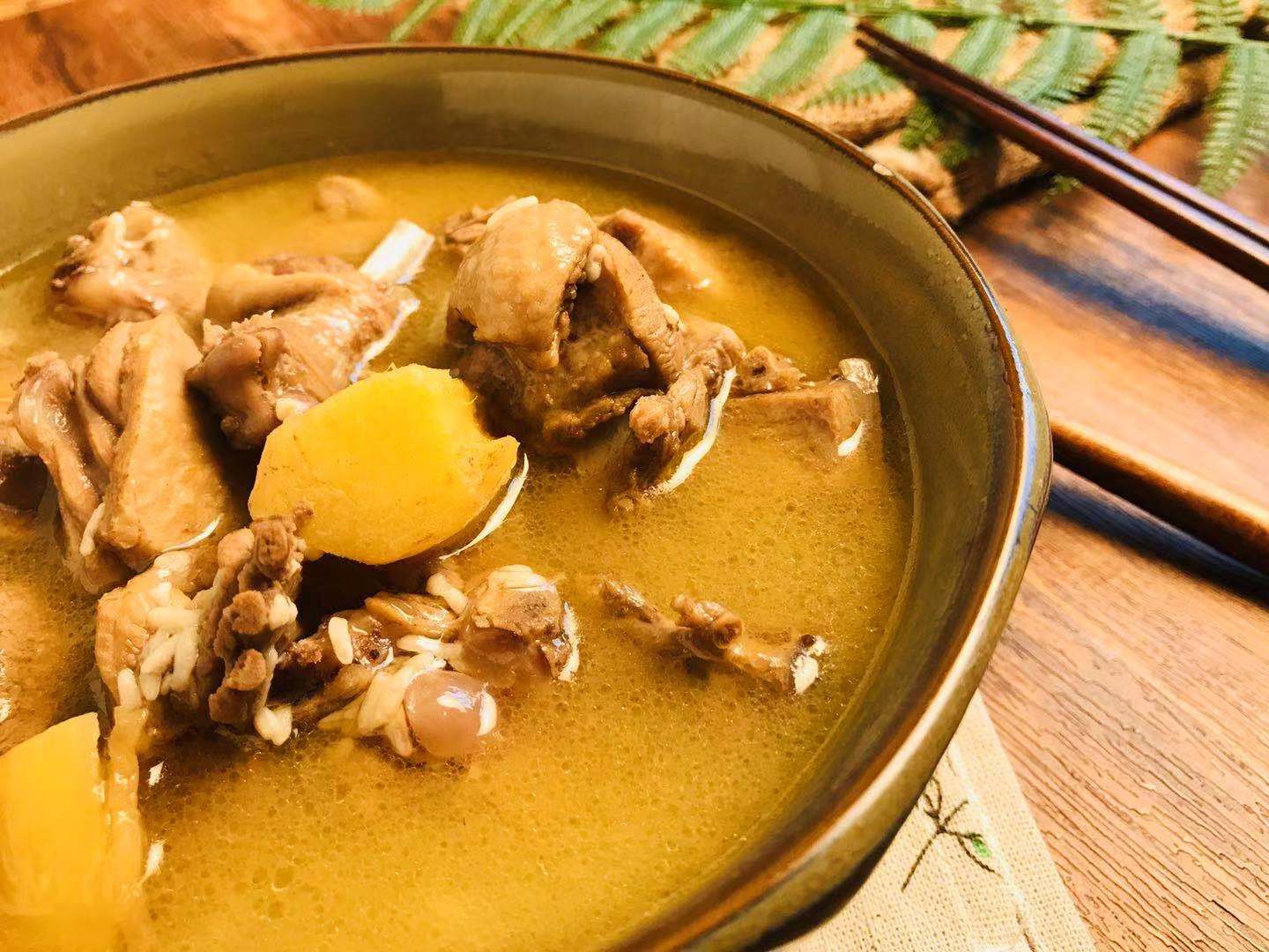 发萧瑟,吃食上除了喝一碗热羊汤,进补的美食中"姜母鸭"也是不错的选择