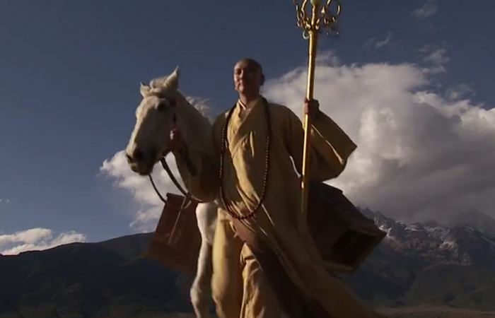 原文如下:那长老只得收拾行李,捎在马上,也不骑马,一只手拄着锡杖