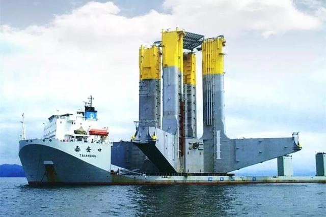 8万吨半潜船"泰安口"号