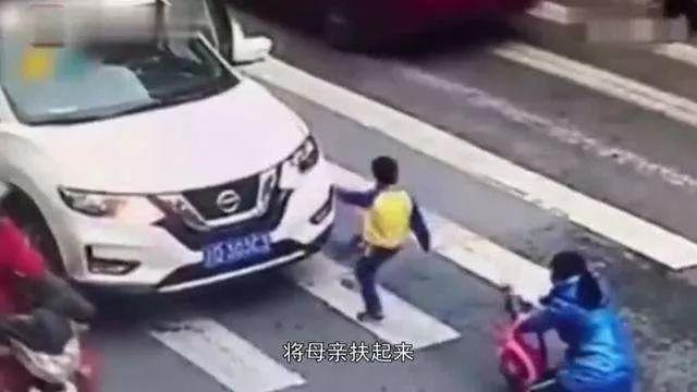中青评论@萌娃当街踹车，能踹醒交通文明意识吗？