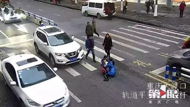 中青评论@萌娃当街踹车，能踹醒交通文明意识吗？