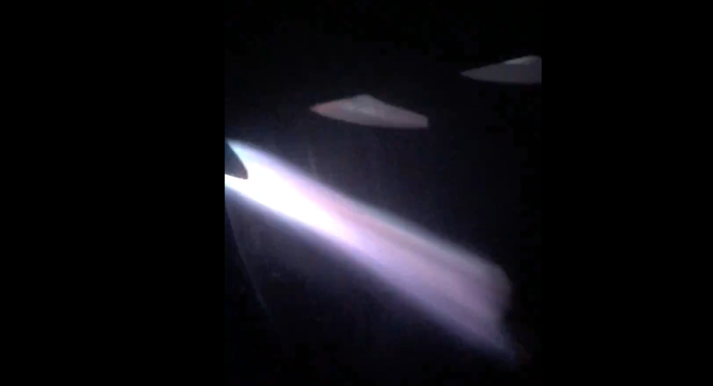 [环球时报]美国联合航空班机发动机空中起火，喷管中喷射出火舌