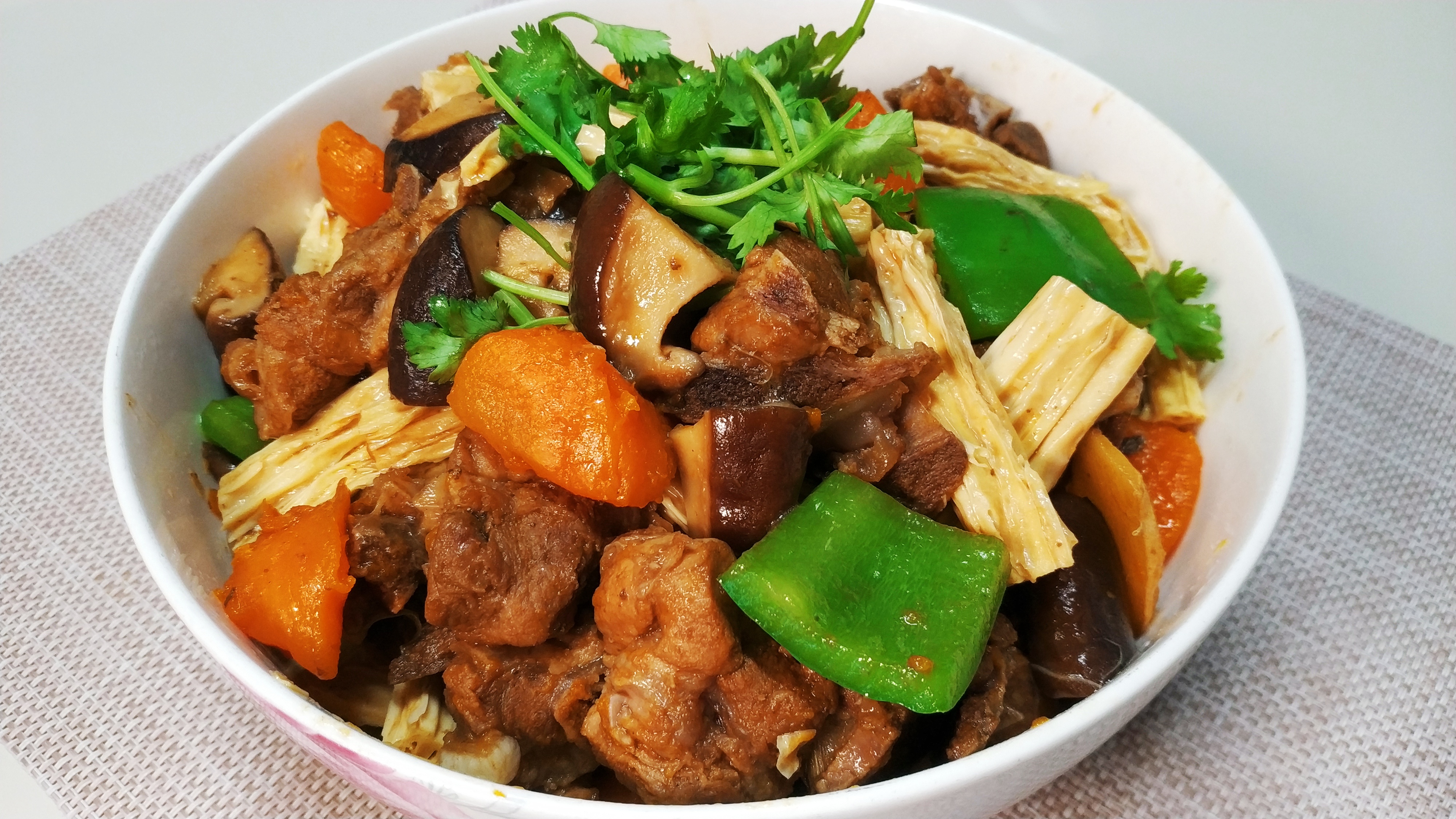 【腐竹烧排骨】材料:排骨,腐竹,香菇,胡萝卜,甜椒辅料:大葱,生姜调料