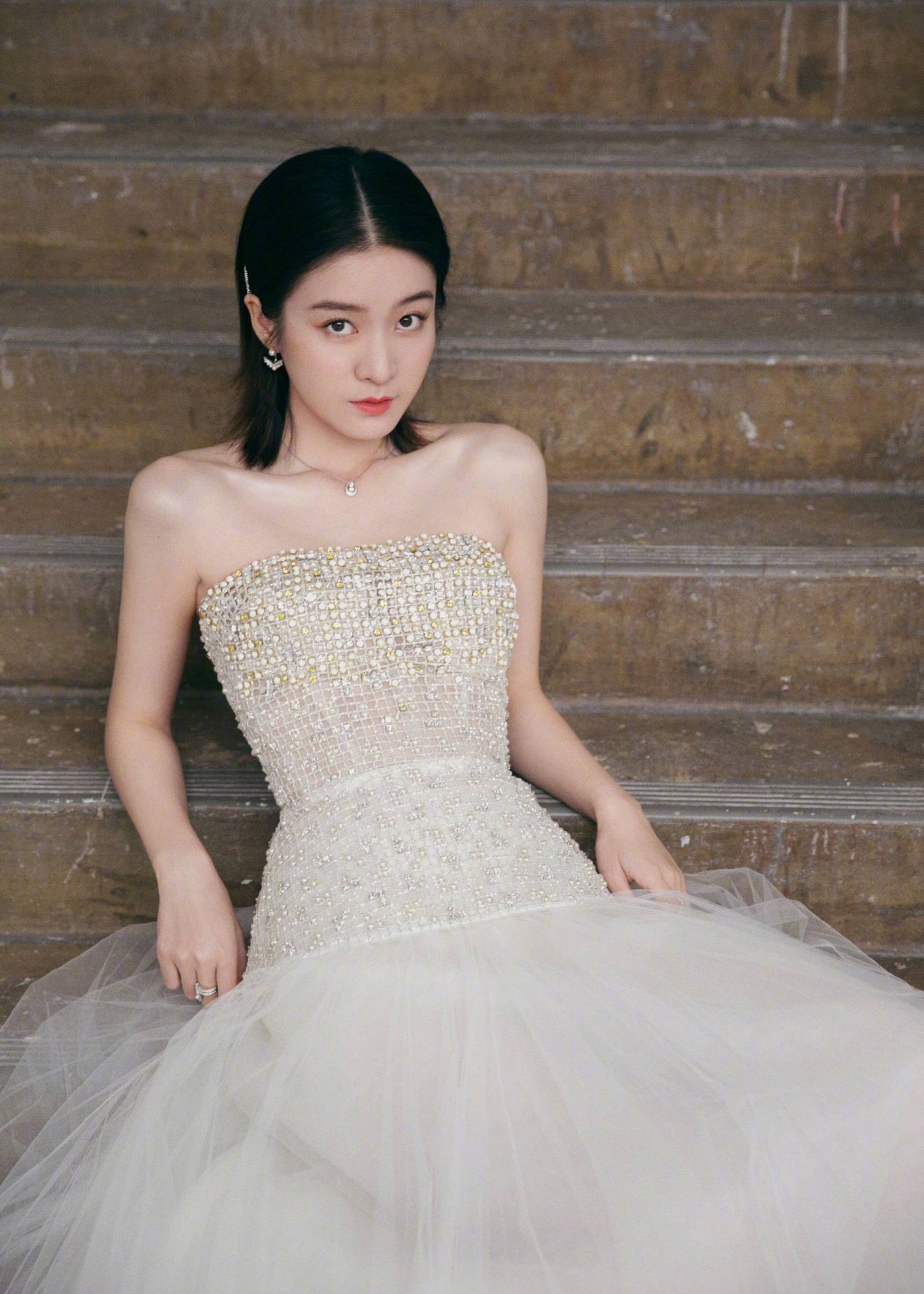 张雪迎才22岁就这么会穿白色抹胸裙露出香肩锁骨气质清新脱俗