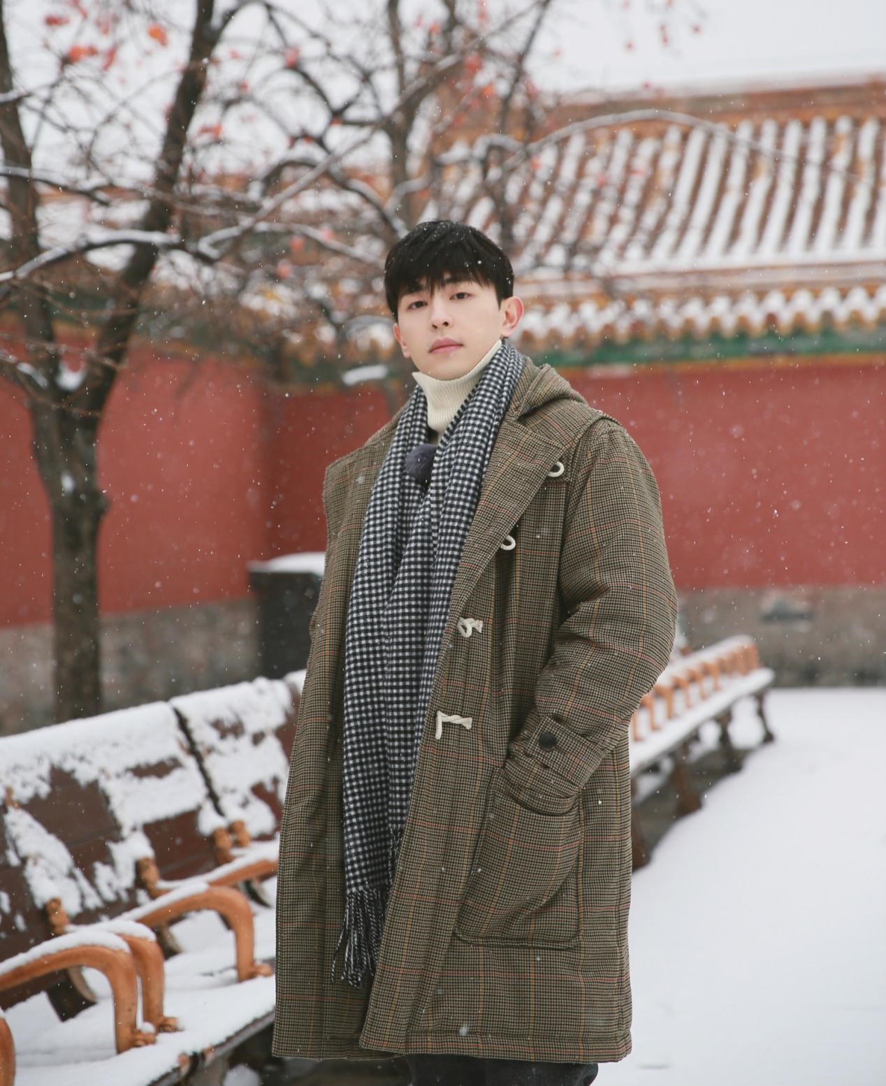 肤白腿长的邓伦太显嫩牛角扣大衣搭配高领衫这少年感真撩人