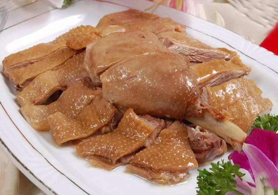 阜阳郜台板鸭:这个郜台板鸭是阜阳的一种地方特产,也是一种独具风格的