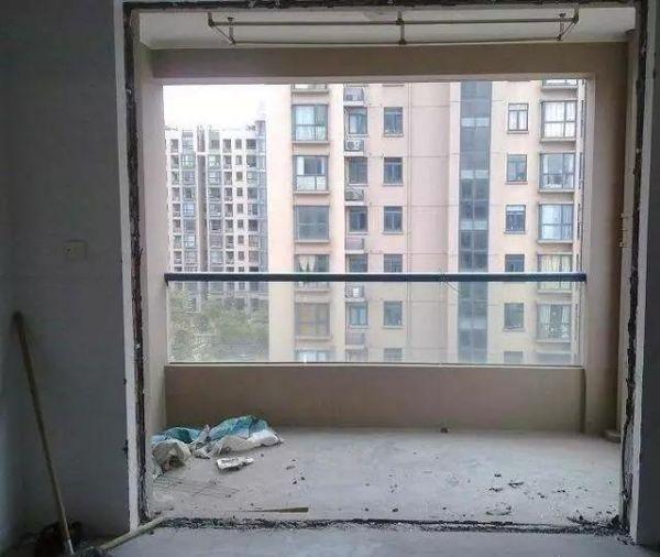 【飞墨设计师】嫌阳台外墙立面柱碍事，想直接砸掉，吓得师傅连忙阻止：想都别想